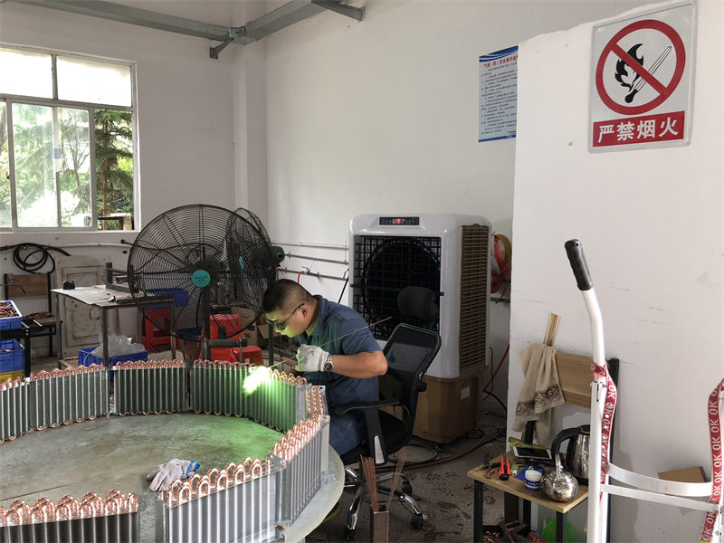 各大型廠房車間都配置工業(yè)冷風(fēng)機(jī)，通風(fēng)降溫效果沒話說