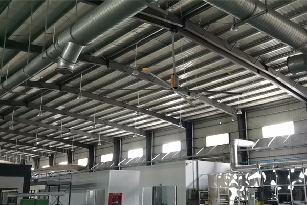 運(yùn)用工業(yè)吊扇與環(huán)?？照{(diào)來(lái)給車間降溫，你試過嗎？