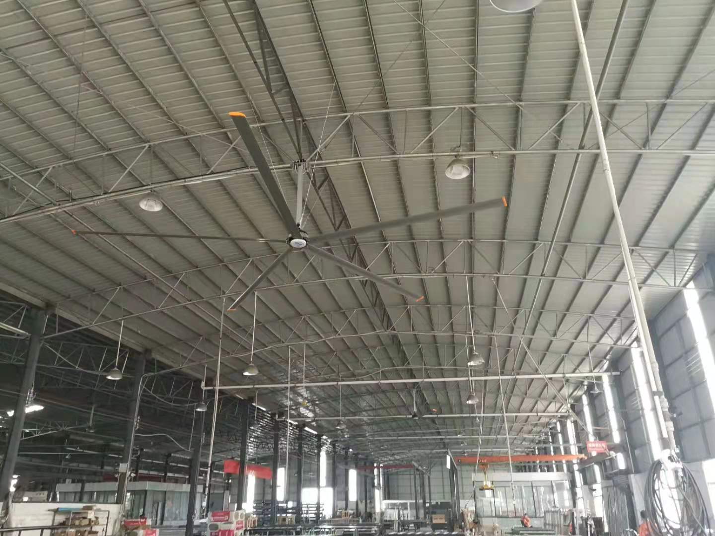 工業(yè)大風扇是開放式生產(chǎn)車間的夏日降溫利器
